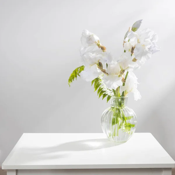 Bouquet Three White Irises Fern Transparent Vase Table — Stock Photo, Image