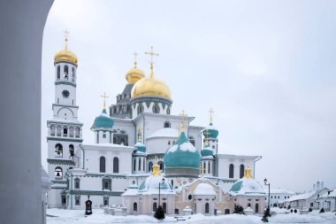 ISTRA, RUSSIA - 16 Ocak 2022, Kudüs 'teki Kutsal Mezar Kilisesi prototipine göre Yeni Kudüs Manastırı' nın Diriliş Katedrali inşa edildi. Kar yağışıweather condition
