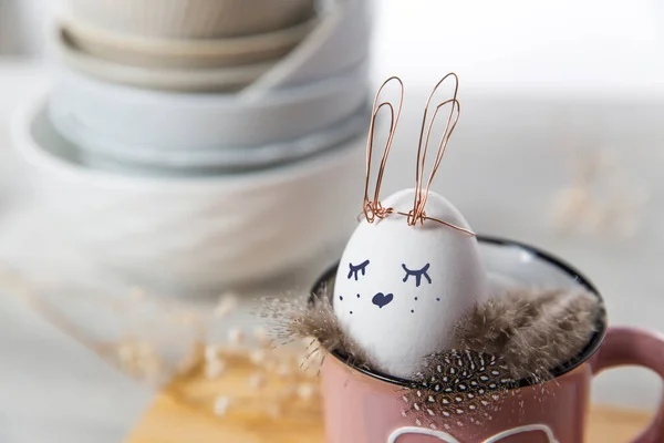 Concepto Pascua Huevo Blanco Con Orejas Alambre Cobre Conejo Pintado — Foto de Stock