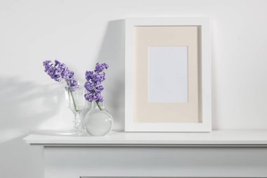 Beyaz arka planda sümbül çiçekli, kadınsı bloglu boş düğün davetiyesi kırtasiye kartı modeli. Sevgililer günü kartı, sevgililer günü geçmişi, anneler günü..