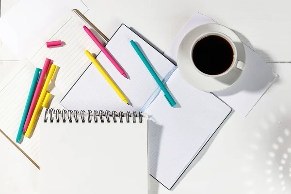 Diseño Para Oficina Vuelta Escuela Cuaderno Azul Bolígrafos Colores Rotuladores —  Fotos de Stock