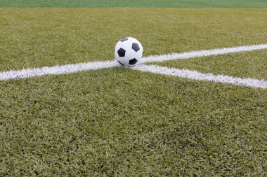 sahada futbol topu