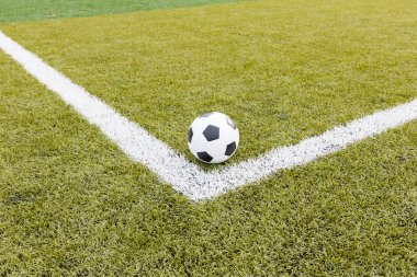 sahada futbol topu