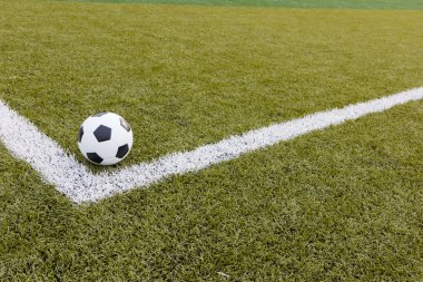 sahada futbol topu
