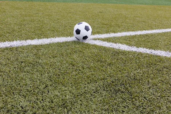 Bola de futebol no campo — Fotografia de Stock