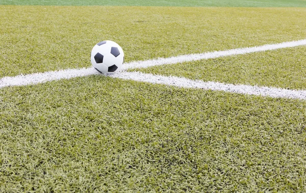 Bola de futebol no campo — Fotografia de Stock