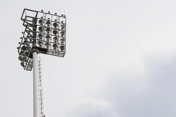 Футбольний стадіон прожектор ізольований — стокове фото