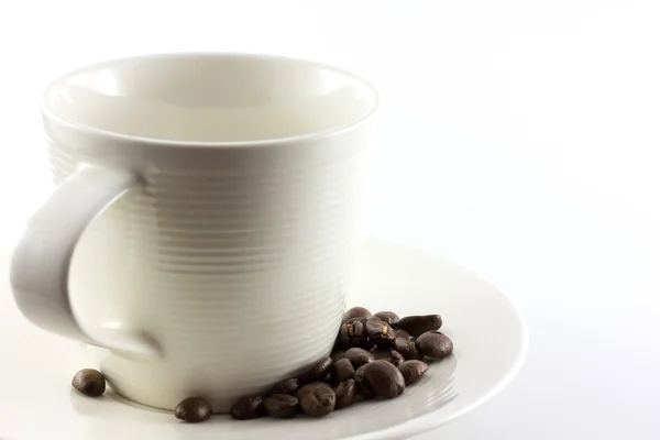 Kopp kaffe med kaffebönor isolera — Stockfoto