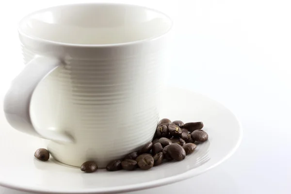 Чашка кофе с кофейными зернами изолировать — стоковое фото