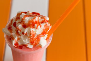 tatlı çilek milkshake ve frappe - buzlu ve karışımlı wi süt
