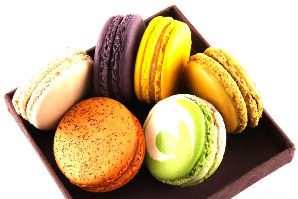 Macaroons coloridos isolados em caixa marrom — Fotografia de Stock