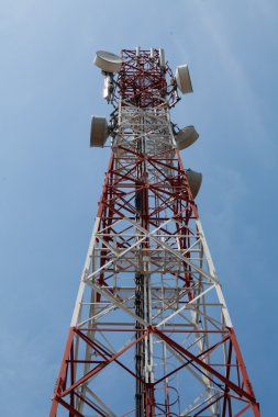 Telekomünikasyon kule üzerinde gökyüzü