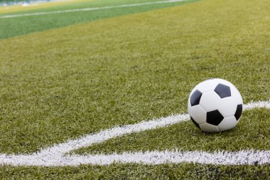 sahada futbol topu