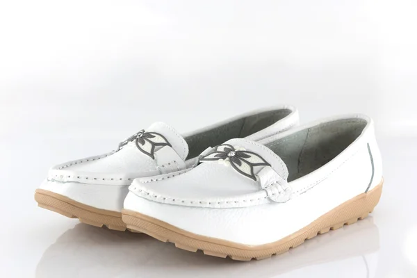 Witte vrouwen schoenen — Stockfoto