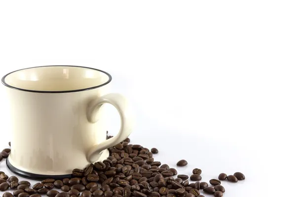Чашка кофе с кофейными зернами изолировать — стоковое фото