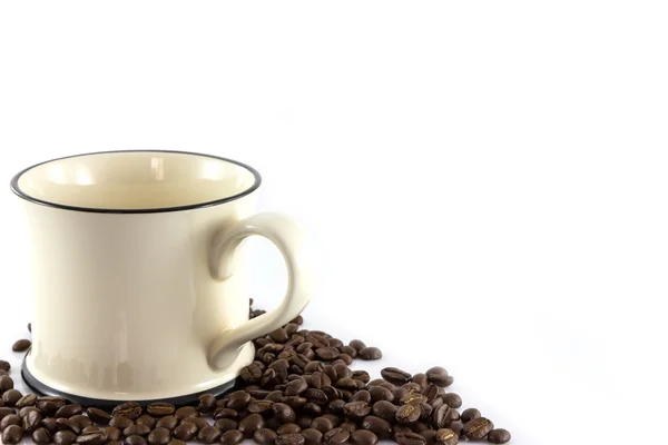 Xícara de café com grãos de café isolados — Fotografia de Stock