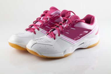 pembe rengi ayakkabılarla badminton