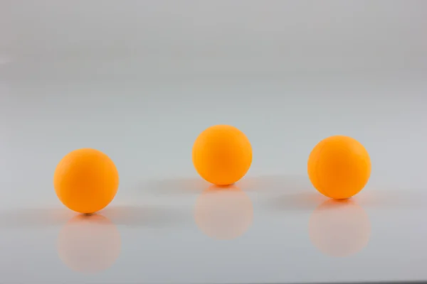 Tenis de mesa bola naranja aislado — Foto de Stock