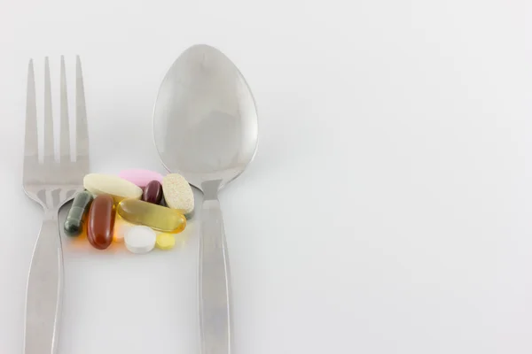Cuidados de saúde, várias cores comprimidos de farmácia e cápsulas isoladas — Fotografia de Stock