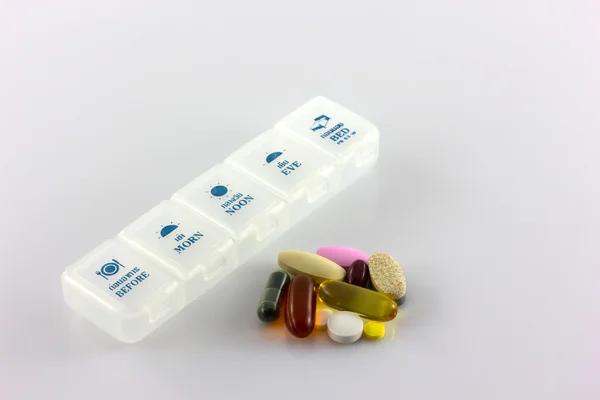 Cuidados de saúde, várias cores pílulas de farmácia e cápsulas com pil — Fotografia de Stock