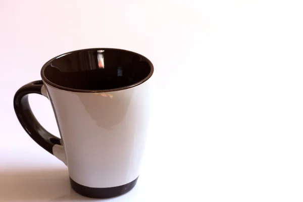 Vit kaffekopp med ett handtag isolera — Stockfoto