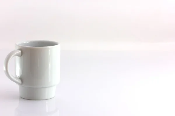 Vit kaffekopp med ett handtag isolera — Stockfoto