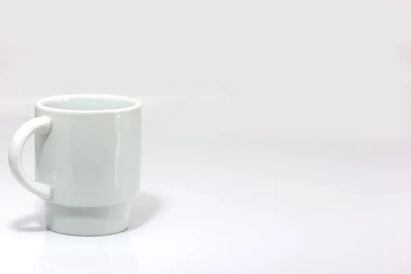 Copo de café branco com uma alça isolada — Fotografia de Stock