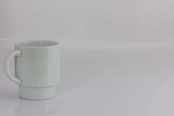 Белая чашка кофе с ручкой изолировать — стоковое фото