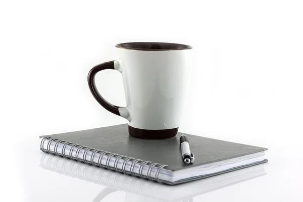 Tasse Kaffee und Notizbuch isoliert auf weißem Hintergrund — Stockfoto