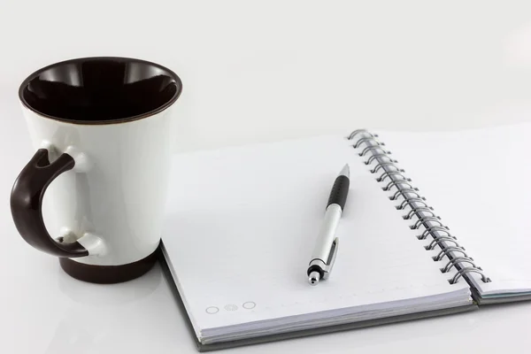 Tasse Kaffee und Notizbuch — Stockfoto