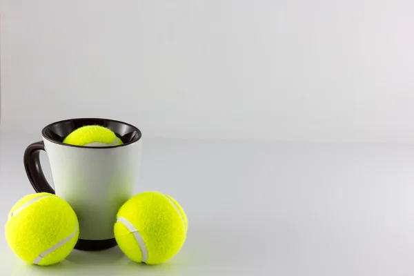 Tennisballen en Cofee cup isolaat — Stockfoto