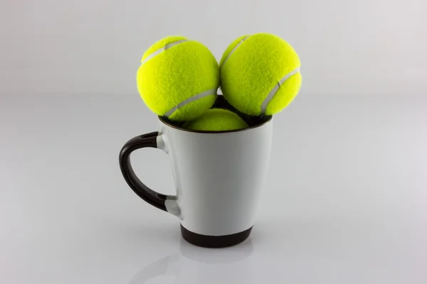 Tennisballen en Cofee cup isolaat — Stockfoto