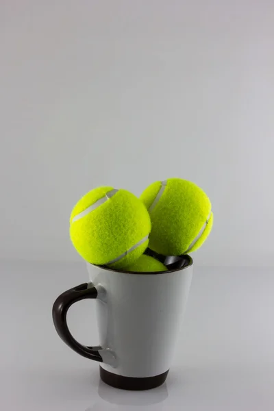 Tennisballen en Cofee cup isolaat — Stockfoto