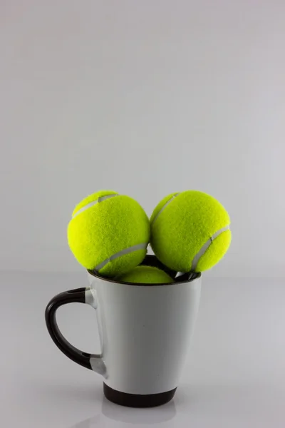 Tennisballen en Cofee cup isolaat — Stockfoto