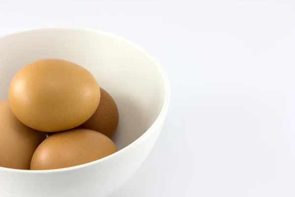 Huevos en tazón blanco —  Fotos de Stock