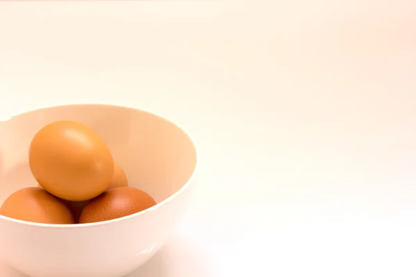 Huevos en tazón blanco aislado — Foto de Stock