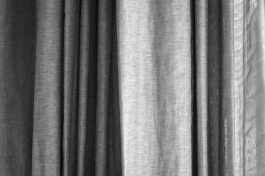 Arkaplanda beyaz ve gri perdeler