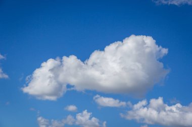 Mavi gökyüzünde kara toprak için toplanın.