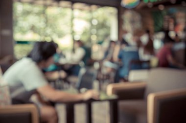 Kahve ya da restoran arka planındaki müşterilerin bulanık görüntüsü