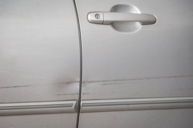 Sağ tarafındaki göçükle kaza sonucu hasar görmüş bir araba.