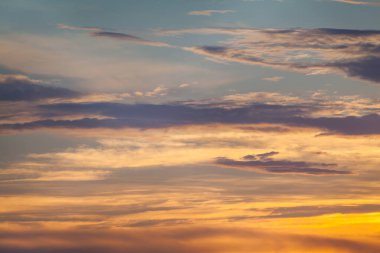 Turuncu gün batımı gökyüzü Gün doğumu arka planında dramatik altın
