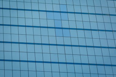 Arka plan için ofis binasının mavi camlı pencereleri