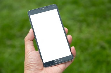 Elinde yeşil arkaplan olan akıllı telefon