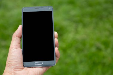 Elinde yeşil arkaplan olan akıllı telefon