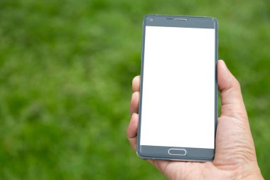Elinde yeşil arkaplan olan akıllı telefon