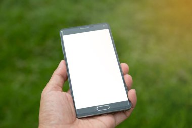 Elinde yeşil arkaplan olan akıllı telefon