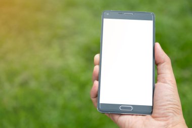 Elinde yeşil arkaplan olan akıllı telefon