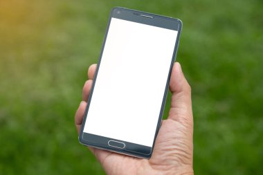Elinde yeşil arkaplan olan akıllı telefon