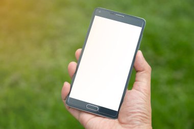 Elinde yeşil arkaplan olan akıllı telefon