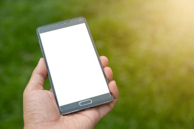 Elinde yeşil arkaplan olan akıllı telefon